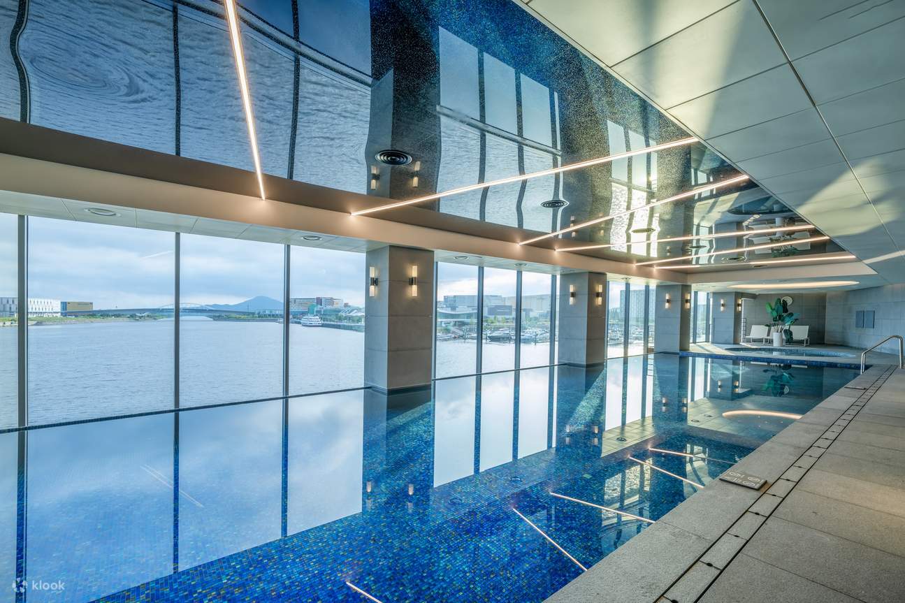 Bersantailah dan rileks di kolam renang hotel yang mewah